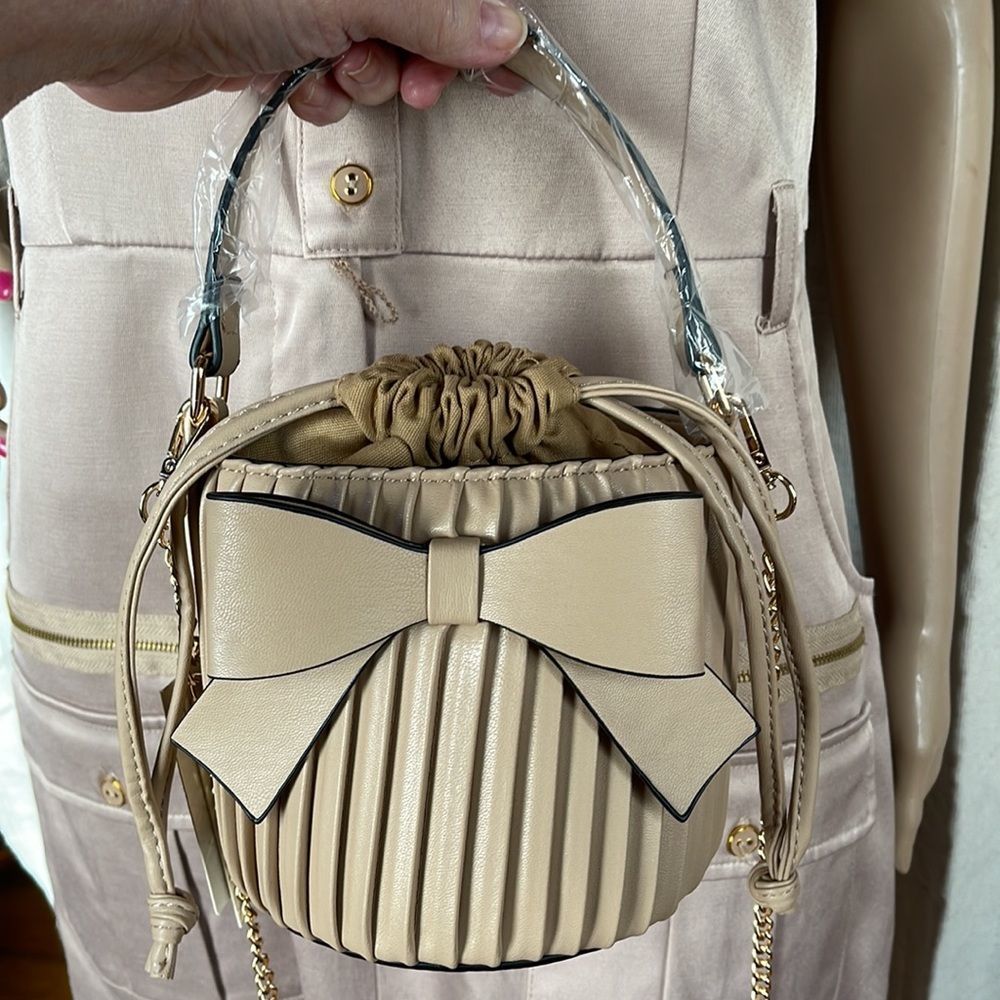 Adorable tan pleated crossbody bucket bag. - Picture 8 of 8